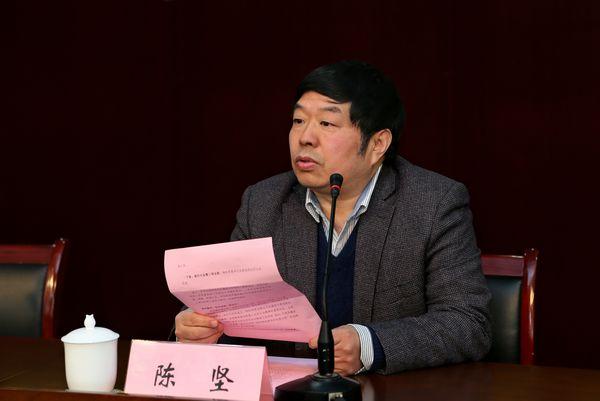 校长陈坚主持会议