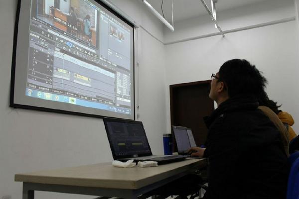同学们认真学习视频制作
