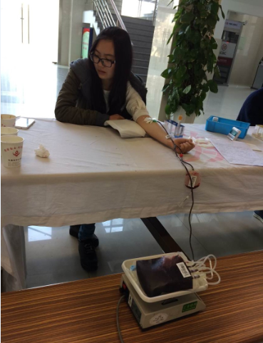 正在献血的同学1
