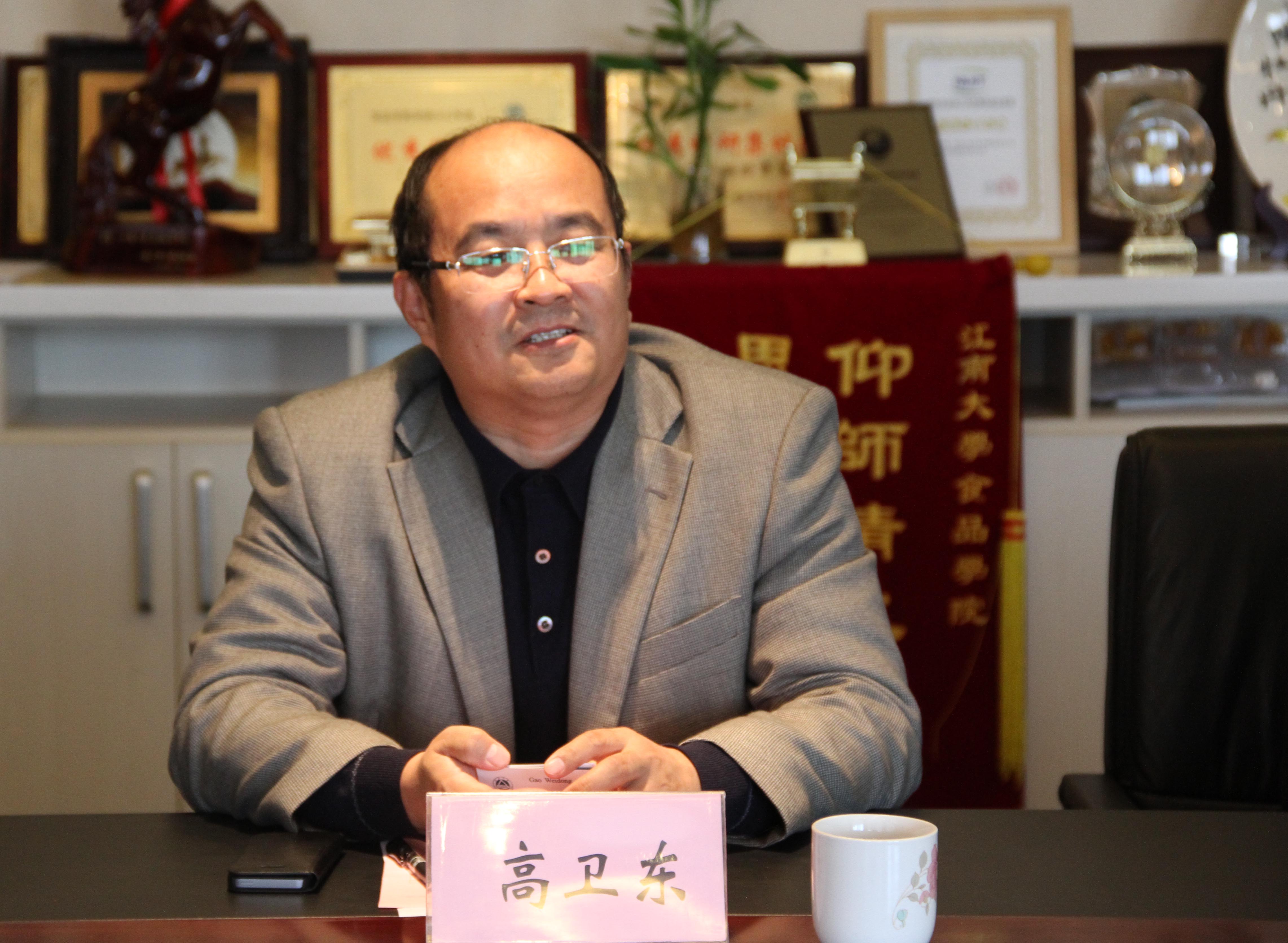 高卫东副校长介绍学校情况