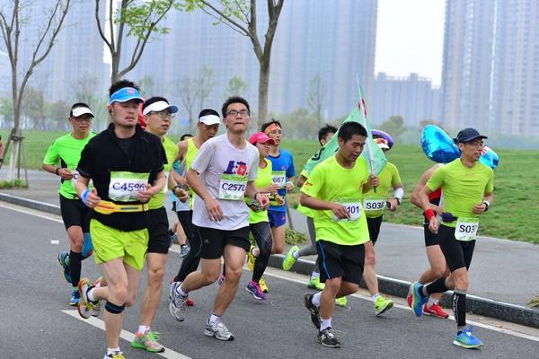 我校理学院教师王跃科在比赛中（左前二）