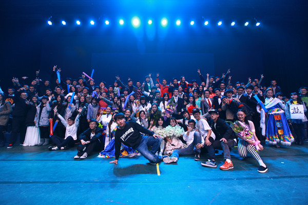 晚会演出人员合影