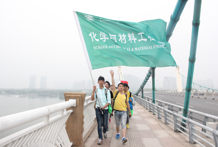 队伍到达蠡湖大桥