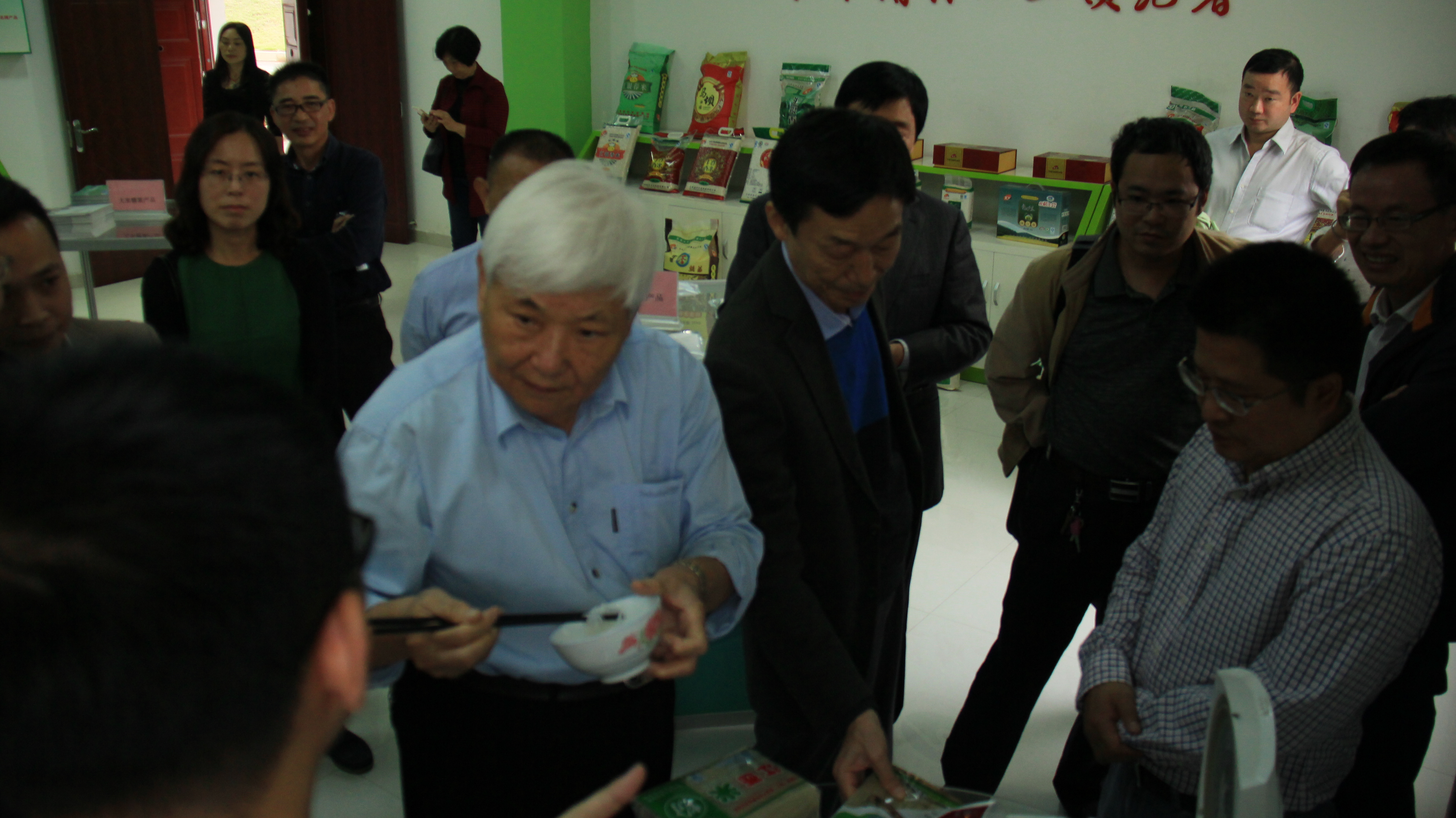专家品现场品尝除镉米饭