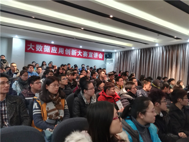 现场同学认真聆听