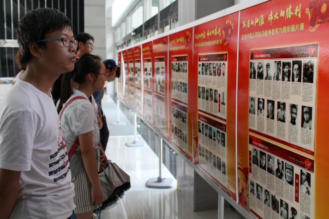 同学们在一教楼大厅参观抗日战争纪念展