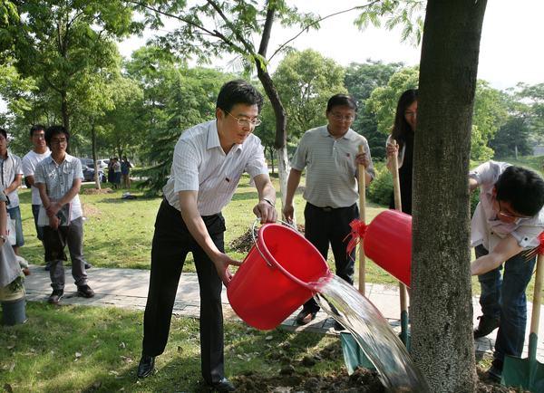 师生共同浇灌校友林