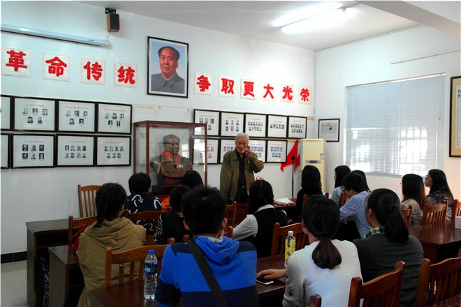 吴成老师向同学们讲述革命历史故事
