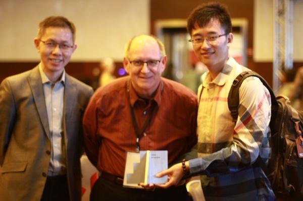 2013年IDEA颁奖典礼现场，滕轩同学与辛向阳院长，Craig Vogel教授合影留念