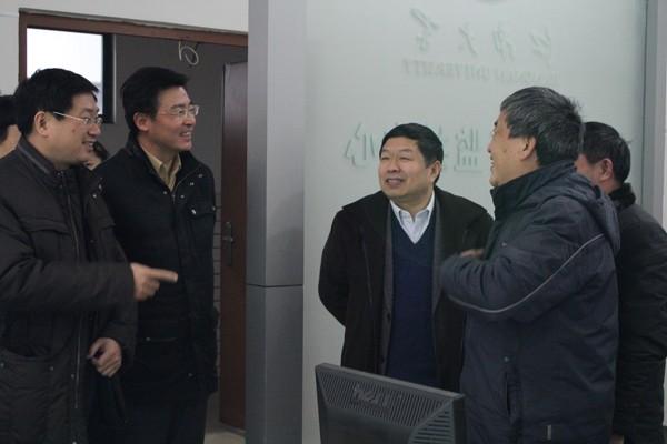 陈校长一行慰问校园工作人员和自修学生（三）