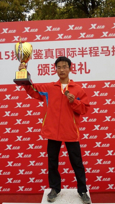 我校运动员领奖