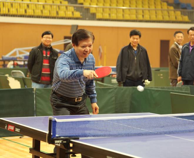 前乒乓球世界冠军惠钧展示高超球技