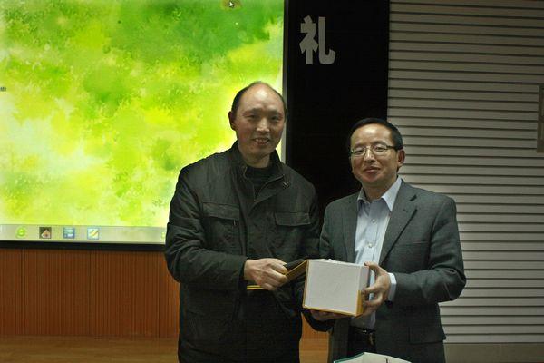 丁玉强副院长向赵越教授赠礼留念