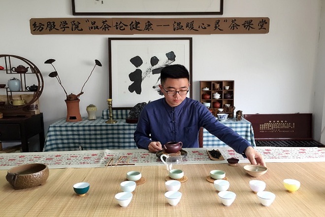国家中级茶艺师赵锐名进行茶道表演，讲述茶文化礼仪