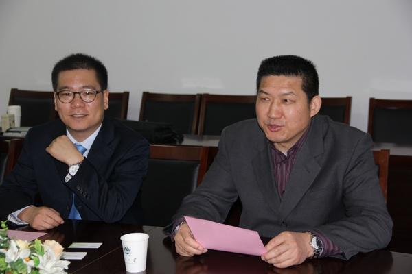 上海清轩生物科技有限公司董事长孙来春（左）与副总经理高宏旗（右）介绍公司情况