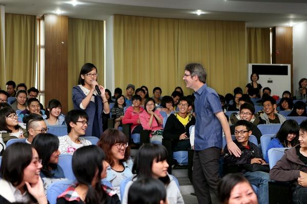 话剧《弹琴说爱》主演许哲诚、范德腾走进江南大讲堂