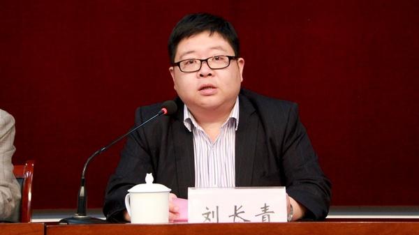 校团委书记刘长青宣读批复文件