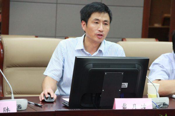 校党委组织部部长戴月波致辞,并介绍学校基本情况