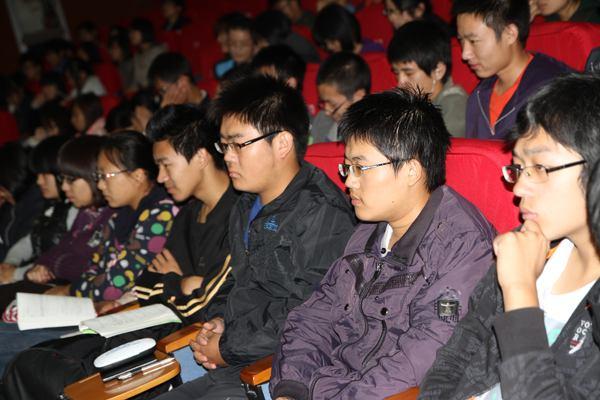 参会同学认真聆听报告