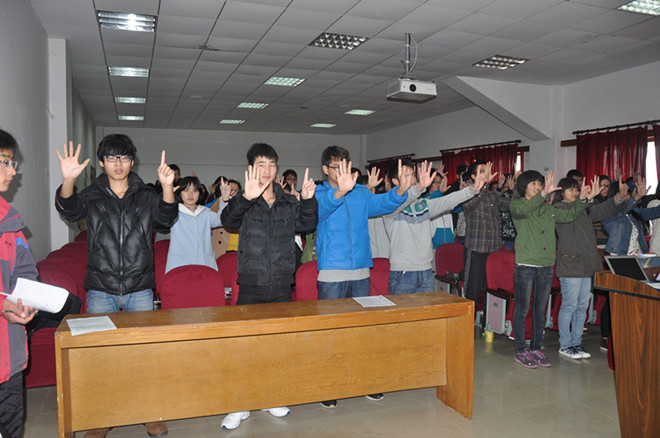 学员们现场学习裁判手势
