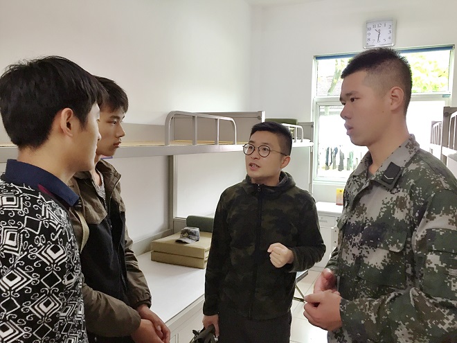 学院2016年征兵负责老师陈裕鼓励同学们积极投身军营
