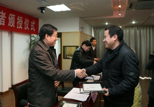 与会领导为入选青年教师颁发“至善青年学者”荣誉证书