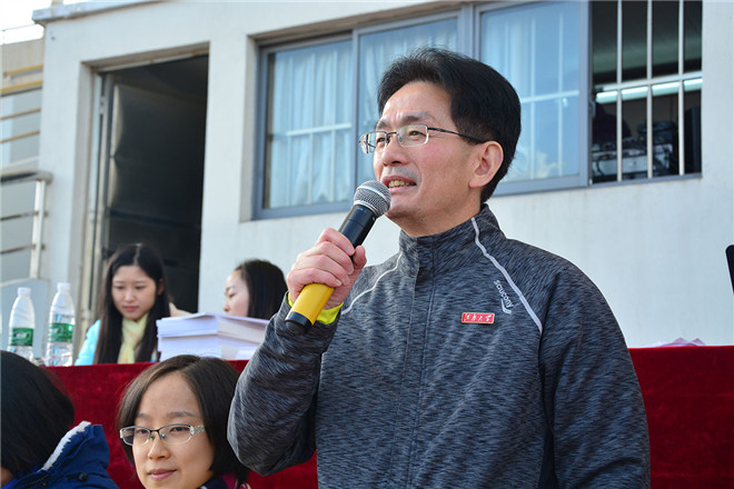 闭幕式上，院长滕乐法发表讲话