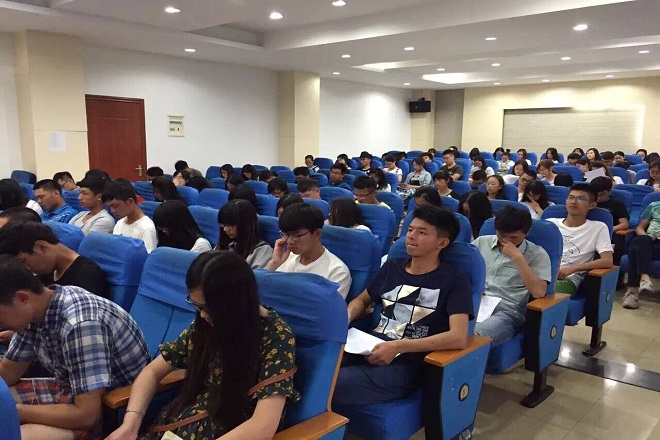 同学们认真听讲