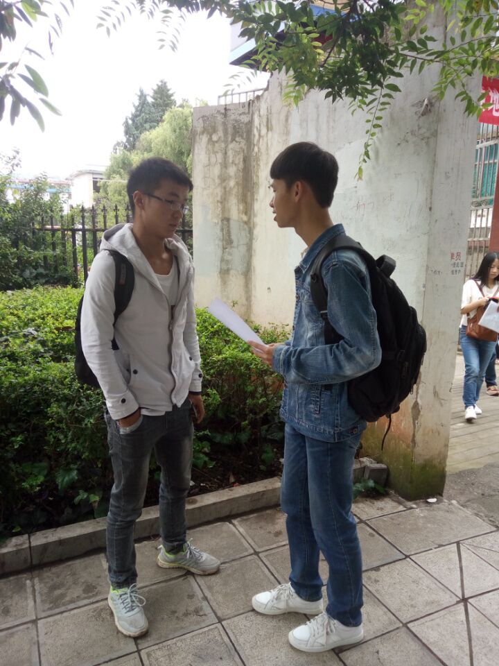 朱东同学与宣威青年人进行调查交流