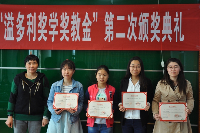 李崎教授为获奖学生颁奖