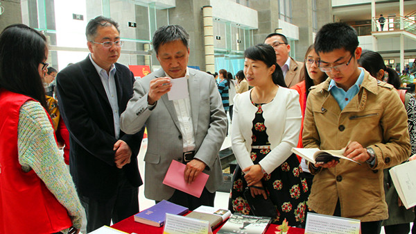 校领导参观展位