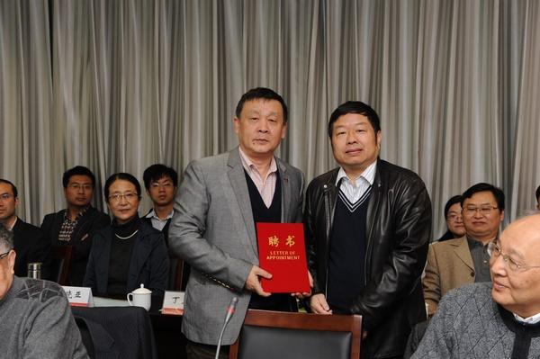 陈坚校长为教育部重点实验室第一届学术委员会主任石碧院士颁发聘书