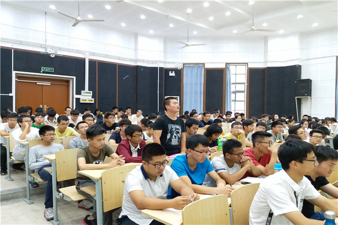 同学们认真听讲座
