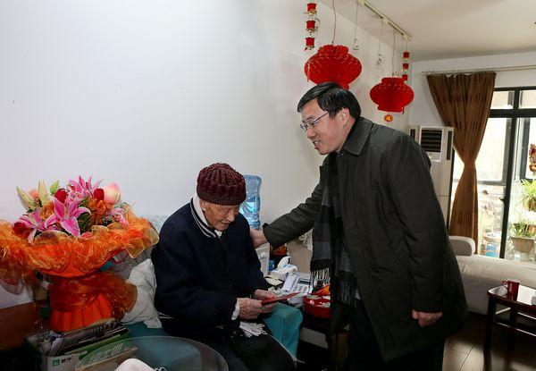 校党委书记武贵龙看望慰问王鸿祺先生