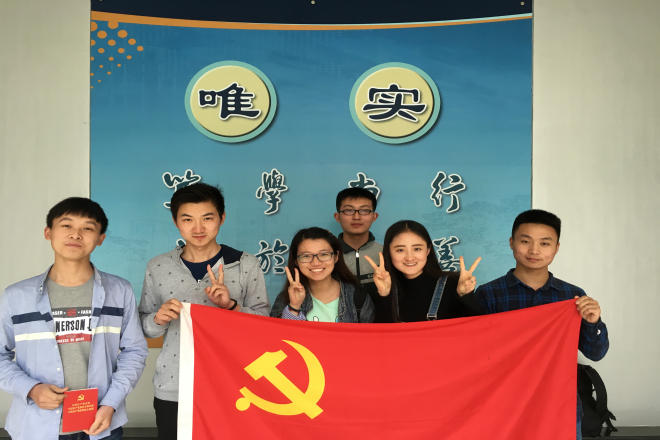 部分党员与党旗、党章合影