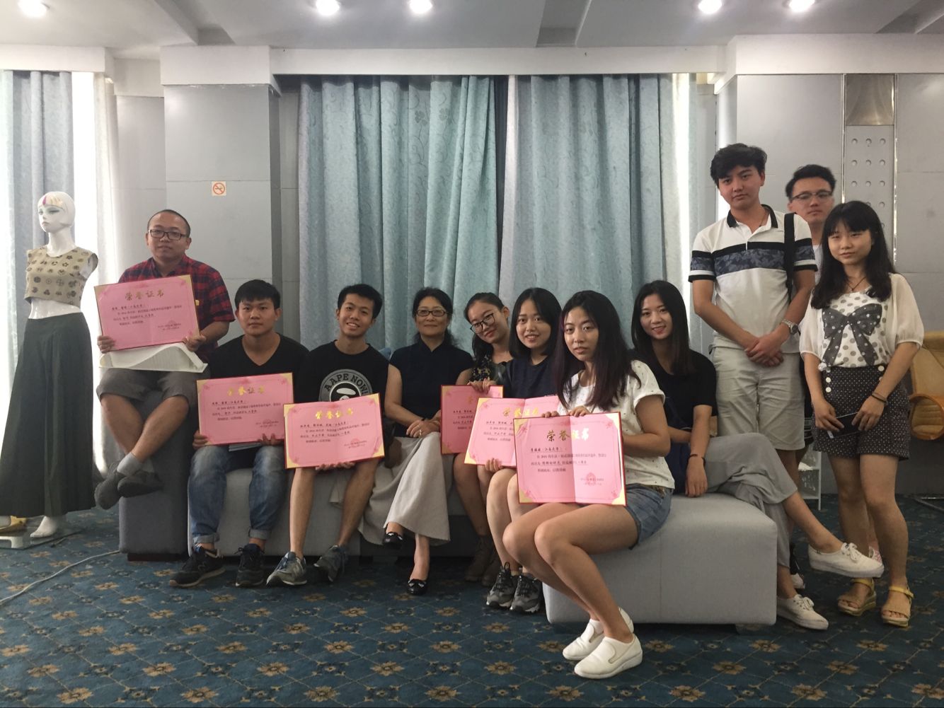 获得产品设计类一、二等奖的师生