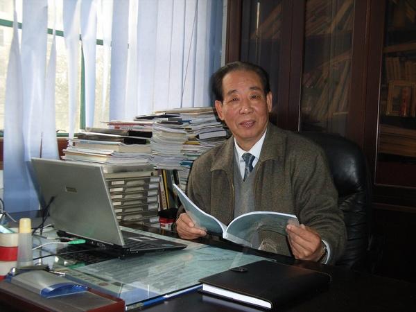 姚惠源教授工作照