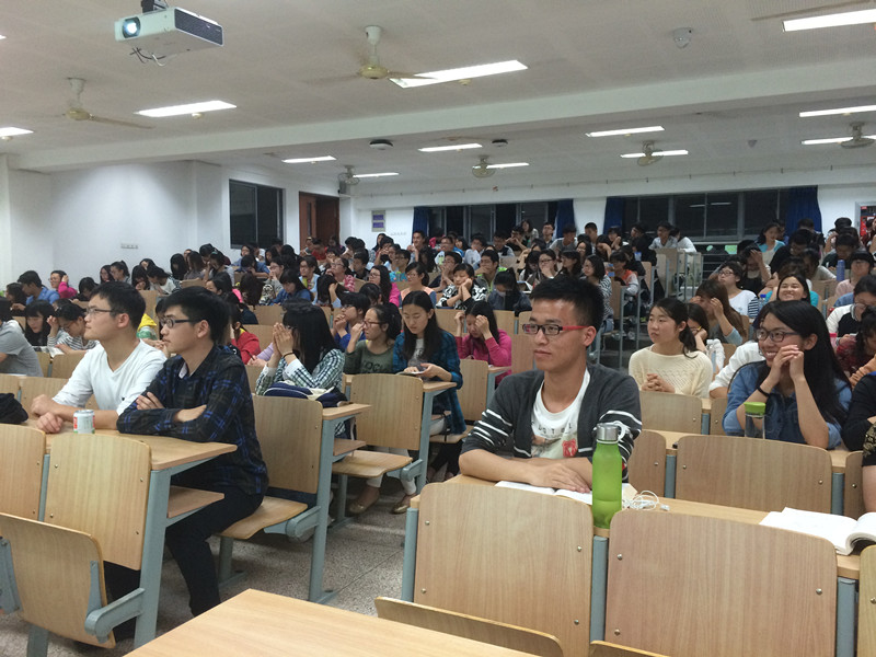 同学们认真聆听