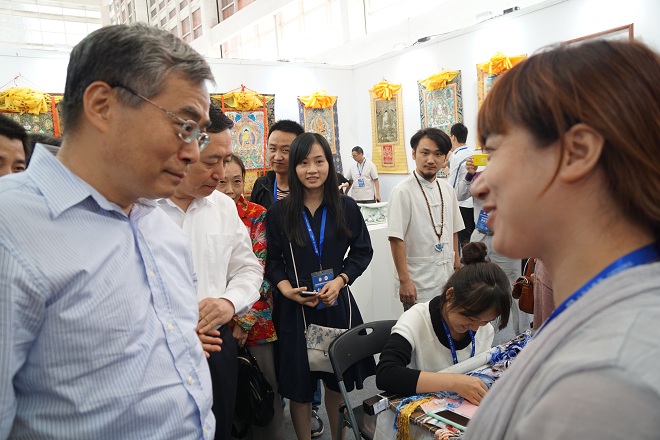文化部项兆伦副部长于21日开幕展览中与我校学员亲切交流
