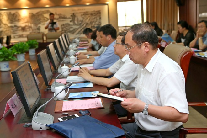 与会人员认真听取汇报