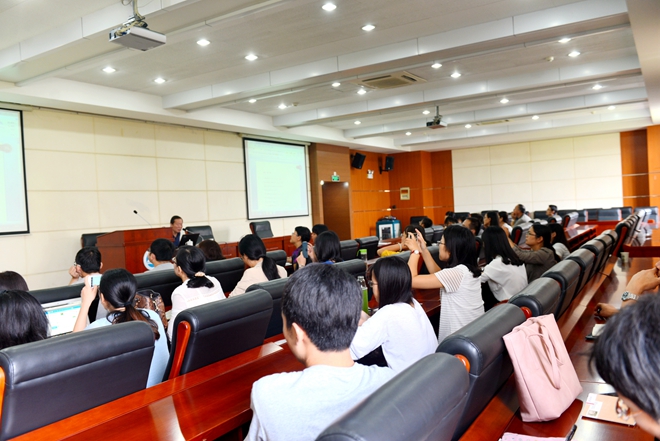 报告会现场