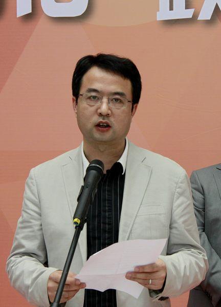 无锡日报报业集团副社长、副总裁徐扬介绍本次摄影大赛情况并宣读获奖名单