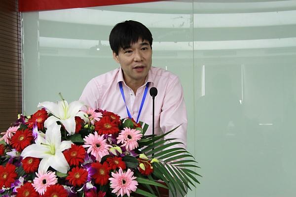 糖化学与生物技术教育部重点实验室副主任高晓冬教授介绍重点实验室相关情况