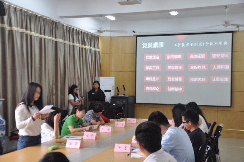 研究生党员展开讨论