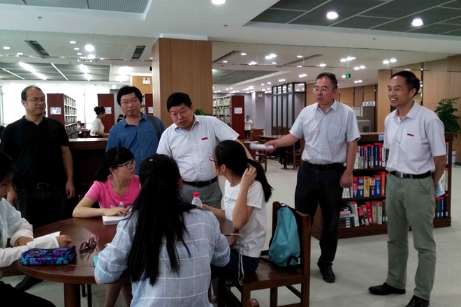 校领导视察图书馆 陈坚校长与学生亲切交流