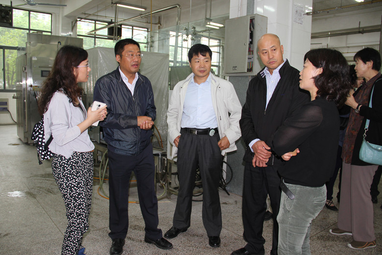 张建华副校长一行参观食品学院