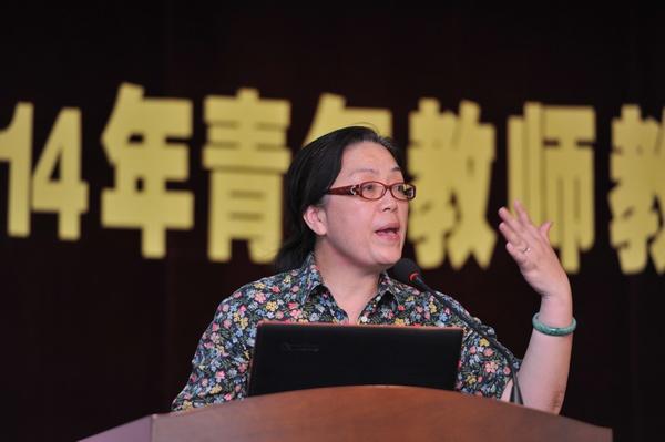 青年教师教学会讲评委顾瑾做会讲点评