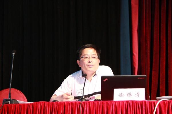 校党校专职副校长、组织部副部长徐锡清主持开班仪式并作专题讲座