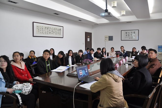 党务中心负责人展示手机党校发展历程