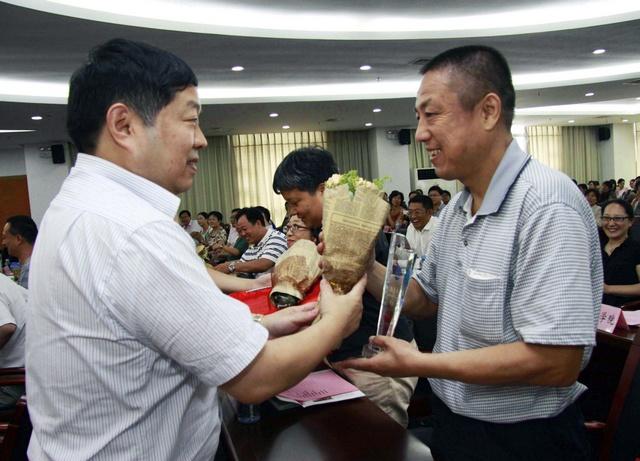 校领导为30年教龄的教师献上纪念奖杯和鲜花(二)